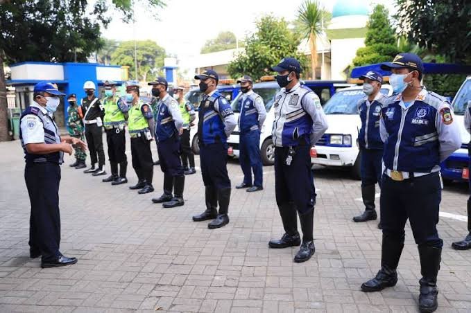 Dishub Kota Tangerang menerjunkan personel untuk memantau kondisi lalu lintas jalan rusak di kawasan Sewan, Kecamatan Neglasari Kota Tangerang (foto/Tangerang.go.id)