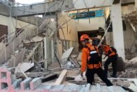 Anggota Tim SAR gabungan mengevakuasi korban terdampak gempa bumi berkekuatan magnitudo 7,7 di Maumere, Nusa Tenggara Timur, Sabtu, 15 Agustus 2026. (Basarnas)