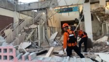 Anggota Tim SAR gabungan mengevakuasi korban terdampak gempa bumi berkekuatan magnitudo 7,7 di Maumere, Nusa Tenggara Timur, Sabtu, 15 Agustus 2026. (Basarnas)