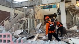 Anggota Tim SAR gabungan mengevakuasi korban terdampak gempa bumi berkekuatan magnitudo 7,7 di Maumere, Nusa Tenggara Timur, Sabtu, 15 Agustus 2026. (Basarnas)