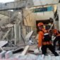 Anggota Tim SAR gabungan mengevakuasi korban terdampak gempa bumi berkekuatan magnitudo 7,7 di Maumere, Nusa Tenggara Timur, Sabtu, 15 Agustus 2026. (Basarnas)