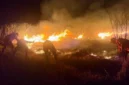 Petugas pemadam kebakaran berupaya memadamkan api di kawasan Gunung Bromo sebelah Probolinggo, Jawa Timur, Sabtu (8/8/2026). (Sumber: BPBD Jawa Timur via AP)