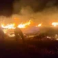 Petugas pemadam kebakaran berupaya memadamkan api di kawasan Gunung Bromo sebelah Probolinggo, Jawa Timur, Sabtu (8/8/2026). (Sumber: BPBD Jawa Timur via AP)