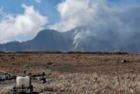Drone water bombing sedang isi daya untuk padamkan kebakaran bromo, Minggu (9/8/2026) (Foto: Miftahul Huda/Kompas.com).