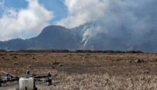 Drone water bombing sedang isi daya untuk padamkan kebakaran bromo, Minggu (9/8/2026) (Foto: Miftahul Huda/Kompas.com).