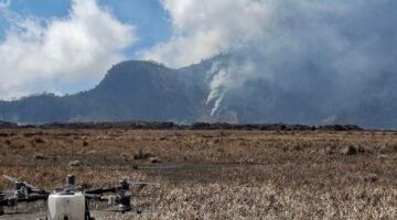 Drone water bombing sedang isi daya untuk padamkan kebakaran bromo, Minggu (9/8/2026) (Foto: Miftahul Huda/Kompas.com).