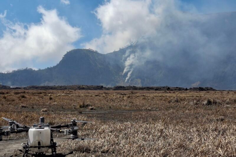 Drone water bombing sedang isi daya untuk padamkan kebakaran bromo, Minggu (9/8/2026) (Foto: Miftahul Huda/Kompas.com).