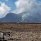 Drone water bombing sedang isi daya untuk padamkan kebakaran bromo, Minggu (9/8/2026) (Foto: Miftahul Huda/Kompas.com).
