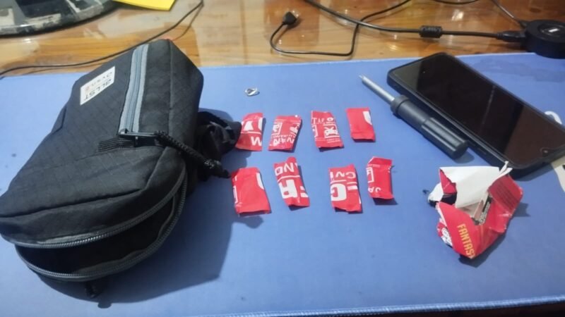 Barang Bukti delapan paket yang dibungkus lakban merah bertuliskan 