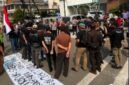 Pemuda lengkong bersatu, menggelar unjuk rasa di depan resto naked papa (Istimewa/PB)