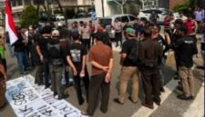 Pemuda lengkong bersatu, menggelar unjuk rasa di depan resto naked papa (Istimewa/PB)