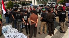 Pemuda lengkong bersatu, menggelar unjuk rasa di depan resto naked papa (Istimewa/PB)