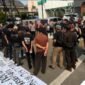 Pemuda lengkong bersatu, menggelar unjuk rasa di depan resto naked papa (Istimewa/PB)