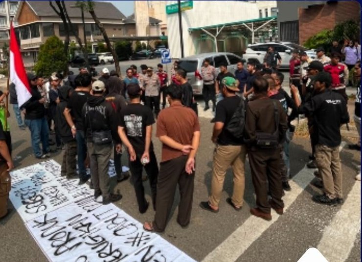 Pemuda lengkong bersatu, menggelar unjuk rasa di depan resto naked papa (Istimewa/PB)
