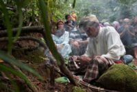 Eksploitasi sumber daya alam oleh negara telah menjadi perhatian utama masyarakat adat (foto/icir.or.id).