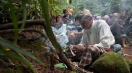 Eksploitasi sumber daya alam oleh negara telah menjadi perhatian utama masyarakat adat (foto/icir.or.id).