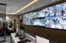 Suasana ruang pusat kendali yang menampilkan pemantauan puluhan kamera pengawas (CCTV) untuk mendukung pengawasan lalu lintas dan koordinasi operasional (foto/ANTARA/HO-Pemkot Tangerang).