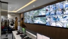 Suasana ruang pusat kendali yang menampilkan pemantauan puluhan kamera pengawas (CCTV) untuk mendukung pengawasan lalu lintas dan koordinasi operasional (foto/ANTARA/HO-Pemkot Tangerang).