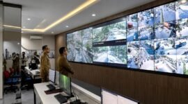 Suasana ruang pusat kendali yang menampilkan pemantauan puluhan kamera pengawas (CCTV) untuk mendukung pengawasan lalu lintas dan koordinasi operasional (foto/ANTARA/HO-Pemkot Tangerang).