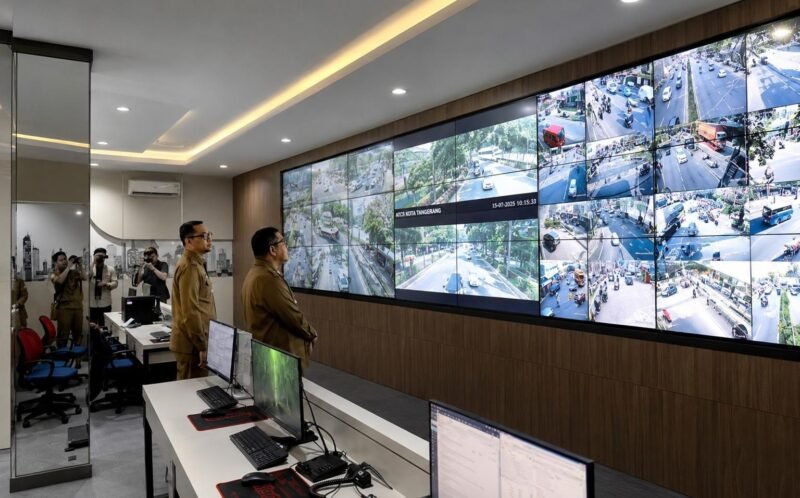 Suasana ruang pusat kendali yang menampilkan pemantauan puluhan kamera pengawas (CCTV) untuk mendukung pengawasan lalu lintas dan koordinasi operasional (foto/ANTARA/HO-Pemkot Tangerang).