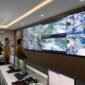 Suasana ruang pusat kendali yang menampilkan pemantauan puluhan kamera pengawas (CCTV) untuk mendukung pengawasan lalu lintas dan koordinasi operasional (foto/ANTARA/HO-Pemkot Tangerang).