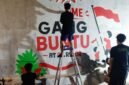 Sejumlah warga kompak menghiasi dinding demi menyambut HUT RI ke-81 (foto/pusat-berita.com).