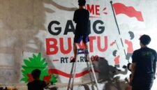 Sejumlah warga kompak menghiasi dinding demi menyambut HUT RI ke-81 (foto/pusat-berita.com).