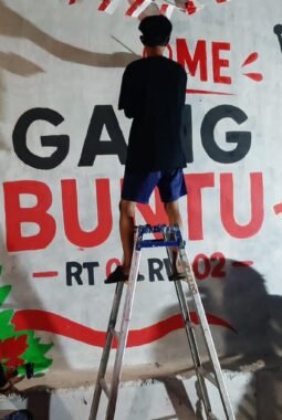 Sambut HUT RI ke-81, Pemuda Pondok Pucung Sulap Tembok Kosong Jadi Mural Kemerdekaan