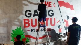 Sejumlah warga kompak menghiasi dinding demi menyambut HUT RI ke-81 (foto/pusat-berita.com).