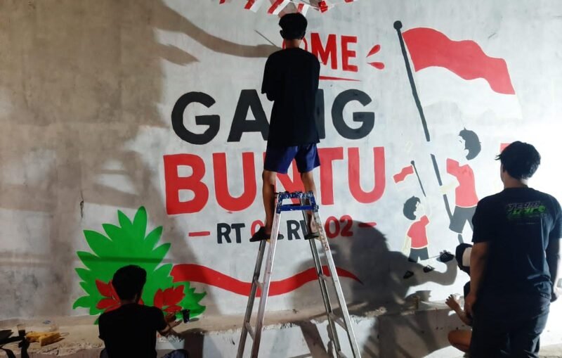 Sejumlah warga kompak menghiasi dinding demi menyambut HUT RI ke-81 (foto/pusat-berita.com).