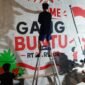 Sejumlah warga kompak menghiasi dinding demi menyambut HUT RI ke-81 (foto/pusat-berita.com).