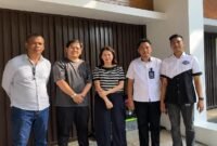 Petugas Imigrasi Polonia saat melakukan pemeriksaan terkait dugaan pelanggaran izin tinggal warga negara China di Medan dan Batam (foto: pusat-berita.com).