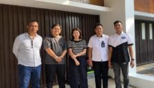Petugas Imigrasi Polonia saat melakukan pemeriksaan terkait dugaan pelanggaran izin tinggal warga negara China di Medan dan Batam (foto: pusat-berita.com).