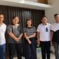 Petugas Imigrasi Polonia saat melakukan pemeriksaan terkait dugaan pelanggaran izin tinggal warga negara China di Medan dan Batam (foto: pusat-berita.com).