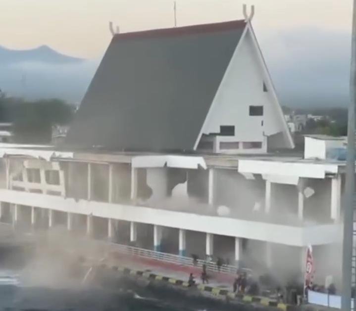 Gempa bumi M7,7 mengguncang wilayah Nusa Tenggara Timur (NTT), Sabtu (15/8/2026) pagi. (Foto: kiriman warga).