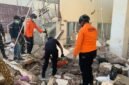 Personel Kantor SAR Maumere mengevakuasi korban dari bangunan yang roboh akibat guncangan gempa bumi di Nagekeo, Nusa Tenggara Timur, Sabtu (15/8/2026). (Foto: Kantor SAR Maumere)
