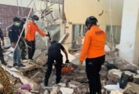 Personel Kantor SAR Maumere mengevakuasi korban dari bangunan yang roboh akibat guncangan gempa bumi di Nagekeo, Nusa Tenggara Timur, Sabtu (15/8/2026). (Foto: Kantor SAR Maumere)