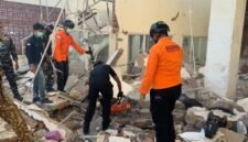 Personel Kantor SAR Maumere mengevakuasi korban dari bangunan yang roboh akibat guncangan gempa bumi di Nagekeo, Nusa Tenggara Timur, Sabtu (15/8/2026). (Foto: Kantor SAR Maumere)