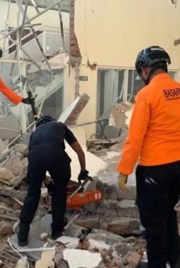 Basarnas Evakuasi Tiga Korban Tertimpa Reruntuhan Gempa NTT