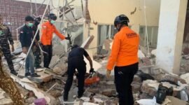 Personel Kantor SAR Maumere mengevakuasi korban dari bangunan yang roboh akibat guncangan gempa bumi di Nagekeo, Nusa Tenggara Timur, Sabtu (15/8/2026). (Foto: Kantor SAR Maumere)