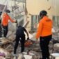 Personel Kantor SAR Maumere mengevakuasi korban dari bangunan yang roboh akibat guncangan gempa bumi di Nagekeo, Nusa Tenggara Timur, Sabtu (15/8/2026). (Foto: Kantor SAR Maumere)