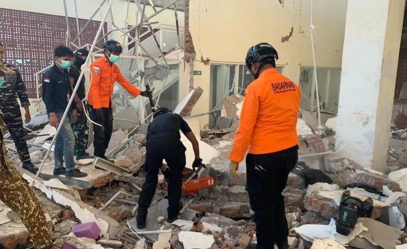 Personel Kantor SAR Maumere mengevakuasi korban dari bangunan yang roboh akibat guncangan gempa bumi di Nagekeo, Nusa Tenggara Timur, Sabtu (15/8/2026). (Foto: Kantor SAR Maumere)