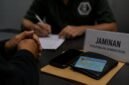 Ilustrasi pasien rehabilitasi yang diduga menjadikan KTP, HP, dan dompet sebagai jaminan atas kekurangan administrasi.
Ilustrasi: Pusat-Berita.com/AI