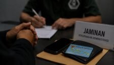Ilustrasi pasien rehabilitasi yang diduga menjadikan KTP, HP, dan dompet sebagai jaminan atas kekurangan administrasi.
Ilustrasi: Pusat-Berita.com/AI
