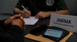 Ilustrasi pasien rehabilitasi yang diduga menjadikan KTP, HP, dan dompet sebagai jaminan atas kekurangan administrasi.
Ilustrasi: Pusat-Berita.com/AI