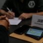 Ilustrasi pasien rehabilitasi yang diduga menjadikan KTP, HP, dan dompet sebagai jaminan atas kekurangan administrasi.
Ilustrasi: Pusat-Berita.com/AI