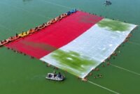 Pembentangan Bendera Merah Putih raksasa di perairan Situ Gintung, Tangerang Selatan, dalam rangka memperingati HUT ke-81 Kemerdekaan Indonesia, Senin (17/8/2026). Sumber foto: tangsel.life/Instagram.