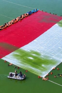 ‎Indonesia Raya 3 Stanza Iringi Pembentangan Merah Putih Raksasa di Situ Gintung