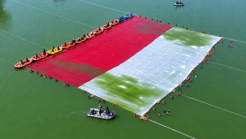 Pembentangan Bendera Merah Putih raksasa di perairan Situ Gintung, Tangerang Selatan, dalam rangka memperingati HUT ke-81 Kemerdekaan Indonesia, Senin (17/8/2026). Sumber foto: tangsel.life/Instagram.