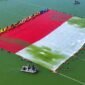 Pembentangan Bendera Merah Putih raksasa di perairan Situ Gintung, Tangerang Selatan, dalam rangka memperingati HUT ke-81 Kemerdekaan Indonesia, Senin (17/8/2026). Sumber foto: tangsel.life/Instagram.
